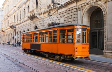 Milan, Lombardia, İtalya 'nın şehir merkezinde eski bir tramvay. Güney Avrupa 'nın ünlü turizm beldesi