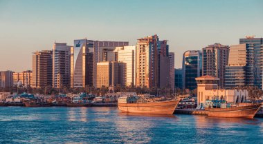 Gökdelenleri, geleneksel tekneleri ve rıhtımları olan Dubai Deresi 'nin Skyline manzarası. Dubai, BAE 'deki en ünlü turizm merkezidir. Dubai 'de modern ve eski yaşam tarzının bir karışımı. Yaratıcı retro renk tonu