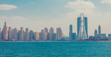 Dubai 'nin gökdelenli ve palmiyeli Skyline manzarası. Dubai çölünde güneşli bir yaz günü. Dubai, BAE 'deki en ünlü turizm merkezidir. Lüks seyahat için ideal bir yer. Yaratıcı retro tonlu resim