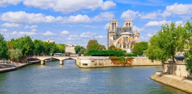 Paris, Fransa ve Avrupa 'da Notre Dame katedrali ve Seine nehri ile panoramik şehir manzarası. Notre Dame de Paris ünlü bir turizm merkezidir. Ortaçağ Gotik Bazilikası. Paris 'teki Seine kartpostalının görüntüsü