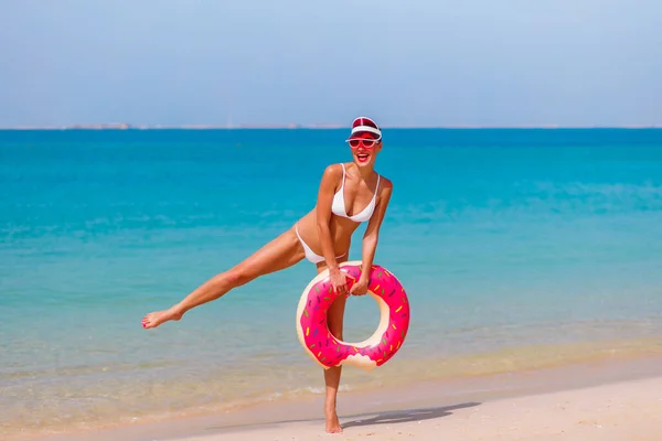 Beach Model Radující Legrační Růžové Koblihy Dubaji Turisticky Krásná Dovolená — Stock fotografie