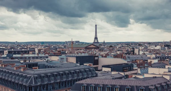 フランス ヨーロッパのエッフェル塔のパノラマの街並み エッフェル塔はパリのシンボルです 有名な観光建築の目的地 パリのポストカードの表示 — ストック写真