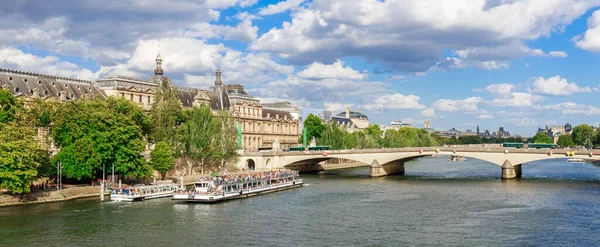 セーヌ川とパリ フランス ヨーロッパのパノラマの街並み セーヌは多くのランドマークを持つ有名な観光地です パリのセーヌ ポストカードの眺め — ストック写真