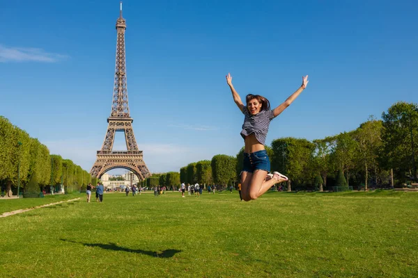 観光客の女性は フランス ヨーロッパのエッフェル塔の近くに楽しみを持っています エッフェル塔はパリのシンボルです 有名な観光建築の目的地 パリのポストカードの表示 — ストック写真