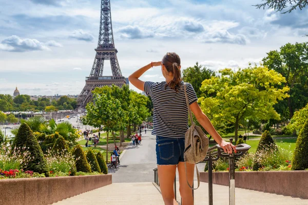 알아볼 수없는 관광객인 여자는 유럽의 파리에 근처에서 재미있게 지낸다 징입니다 — 스톡 사진