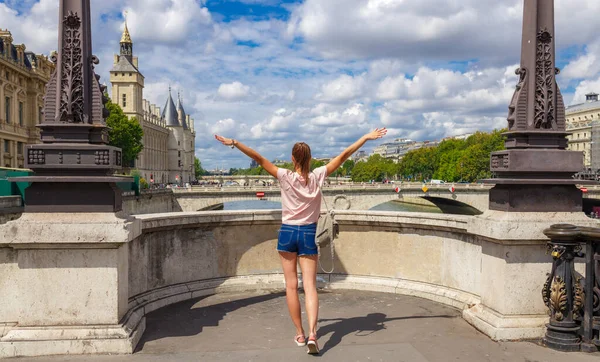 在法国巴黎的塞纳河桥上 一位不知名的女游客玩得很开心 塞纳河是著名的旅游胜地 有许多地标 巴黎塞纳市明信片视图 — 图库照片
