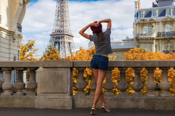 알아볼 수없는 관광객인 여자는 유럽의 파리에 근처에서 재미있게 지낸다 징입니다 — 스톡 사진