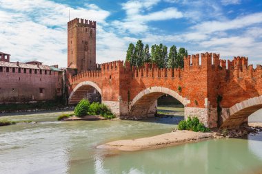 Verona tarihi merkezi, köprü ve Adige nehri üzerinde panoramik şehir manzarası. İtalya 'da ünlü bir seyahat yeri. Shakespeare 'den Romeo ve Juliet' in yaşadığı eski kasaba