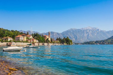 Tremezzina, Lombardy, İtalya 'daki güzel Como Gölü manzarası. Geleneksel evleri ve temiz mavi suları olan küçük bir kasaba. Güzel bir limanı olan zengin bir tatil beldesinde yaz tatili