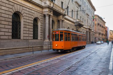 Milan, Lombardia, İtalya 'nın şehir merkezinde eski bir tramvay. Güney Avrupa 'nın ünlü turizm beldesi