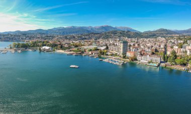 Lugano Gölü, Lugano Gölü, Lugano Dağları, Ticino Kantonu, İsviçre. Lüks villaları olan güzel bir İsviçre kasabası. Güney Avrupa 'nın ünlü turizm beldesi