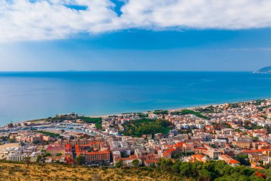 Terracina, Lazio, İtalya ile panoramik deniz manzarası. Güzel kum plaj ve berrak mavi su ile Doğal tatil beldesi köy. Riviera de Ulisse bölgesindeki ünlü turistik yer