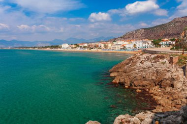 Sperlonga, Lazio, İtalya ile deniz manzarası. Güzel kum plaj ve pitoresk koyda berrak mavi su ile Doğal tatil beldesi köy. Riviera de Ulisse bölgesindeki ünlü turistik yer