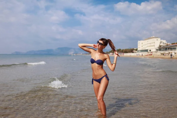 Junge Touristin Strand Und Der Meereslandschaft Mit Sperlonga Latium Italien — Stockfoto