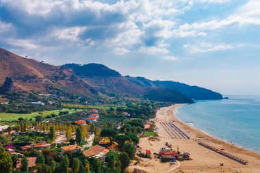 Sperlonga, Lazio, İtalya ile plaj ve deniz manzarası. Güzel kum plaj ve pitoresk koyda berrak mavi su ile Doğal tatil beldesi köy. Riviera de Ulisse bölgesindeki ünlü turistik yer