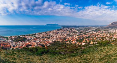 Terracina, Lazio, İtalya ile panoramik deniz manzarası. Güzel kum plaj ve berrak mavi su ile Doğal tatil beldesi köy. Riviera de Ulisse bölgesindeki ünlü turistik yer