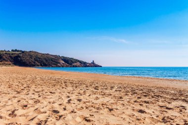 Gaeta yakınlarındaki panoramik deniz plajı manzara, Lazio, İtalya. Güzel kum plaj ve berrak mavi su. Riviera de Ulisse ünlü turistik yer. Parlak güneşli ışık ve gün batımı.