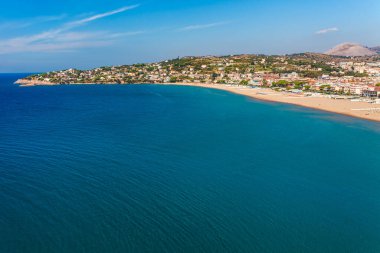 Gaeta, Lazio, İtalya ile panoramik deniz manzarası. Eski binalar, antik kiliseler, güzel kum plaj ve berrak mavi su ile doğal tarihi şehir. Riviera de Ulisse bölgesindeki ünlü turistik yer