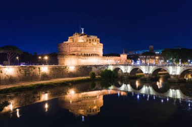 Roma Cityscape romantik gece manzarası. Aziz Angelo Kalesi ve köprü ile Panorama. Ünlü turizm Tiber ile. Işıklı seyahat peyzaj İtalya, Europe.