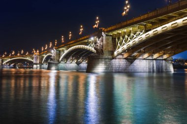 Budapeşte'nin gece manzarası. Tuna ve köprüler ile ünlü turistik panorama şehir manzarası. Macaristan, Avrupa'da seyahat ışıklı manzara.