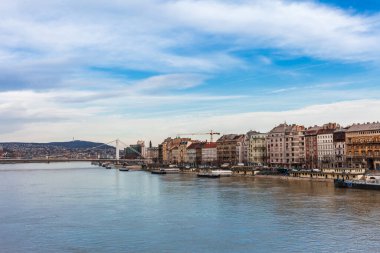 Tuna ve köprüler ile ünlü turistik Budapeşte Panorama şehir manzarası. Macaristan, Avrupa'da seyahat manzarası.