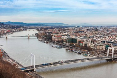 Tuna ve köprüler ile ünlü turistik Budapeşte Panorama şehir manzarası. Macaristan, Avrupa'da seyahat manzarası.