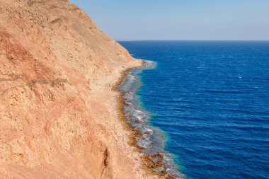 Yaz sıcağında Dahab, Sina, Mısır ve Asya 'da Kızıldeniz kıyılarındaki güneşli tatil köyü plajı. Meşhur turizm merkezi Sharm el Sheikh yakınlarındaki Blue Hole. Parlak güneşli ışık