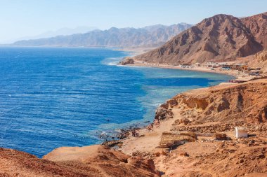 Yaz sıcağında Dahab, Sina, Mısır ve Asya 'da Kızıldeniz kıyılarındaki güneşli tatil köyü plajı. Meşhur turizm merkezi Sharm el Sheikh yakınlarındaki Blue Hole. Parlak güneşli ışık