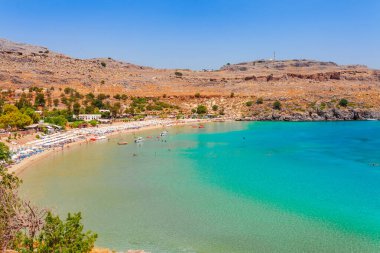 Rodos adasında Deniz skyview manzara fotoğraf Lindos koyun ve deniz kıyısı, Oniki, Yunanistan. Güzel kum plaj ve berrak mavi su ile Panorama. Güney Avrupa'nın ünlü turistik beldesi