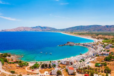 Yunanistan 'ın Dodecanese adasındaki Agia Agathi plajı yakınlarındaki Haraki kasabasındaki Feraklos şatosundan deniz manzaralı manzara fotoğrafı. Açık mavi suyu olan bir panorama. Güney Avrupa 'nın ünlü turizm beldesi