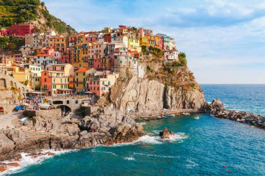 İtalya 'nın Cinque Terre kıyısındaki Manarola köyündeki deniz manzarası. Liguria 'nın La Spezia eyaletinde geleneksel evleri olan güzel bir kasaba. Ünlü turizm beldesi