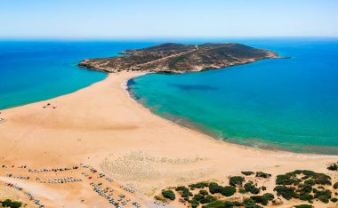 Rodos adasında hava kuşları göz görünümü drone fotoğraf Prasonisi, Oniki, Yunanistan. Güzel lagün, kum plaj ve berrak mavi su ile Panorama. Güney Avrupa'nın ünlü turistik beldesi