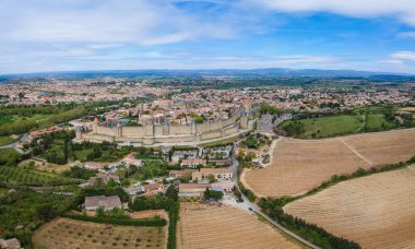 Fransız antik kenti Carcassonne panoramik manzarası. Yüksek taş duvarları olan eski bir kale. Fransa, Güney Avrupa 'da ünlü turist yoksunluğu.