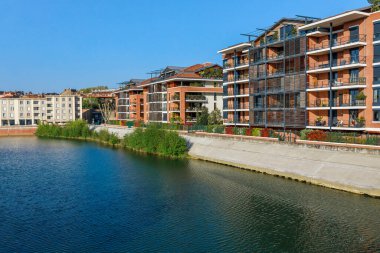 Fransız antik kenti Toulouse ve Garonne nehri panoramik manzarası. Toulouse, Fransa 'nın Kuzey Avrupa eyaletinde yer alan bir şehirdir. Ünlü şehir ve turist yoksunluğu.