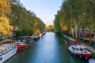 Fransız antik kenti Toulouse ve Garonne nehri panoramik manzarası. Toulouse, Fransa 'nın Kuzey Avrupa eyaletinde yer alan bir şehirdir. Ünlü şehir ve turist yoksunluğu.