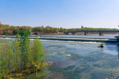 Fransız antik kenti Toulouse ve Garonne nehri panoramik manzarası. Toulouse, Fransa 'nın Kuzey Avrupa eyaletinde yer alan bir şehirdir. Ünlü şehir ve turist yoksunluğu.