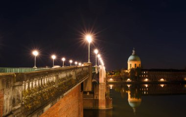 Fransız antik kenti Toulouse ve Garonne nehri panoramik gece manzarası. Toulouse, Fransa 'nın Kuzey Avrupa eyaletinde yer alan bir şehirdir. Ünlü turist yoksunluğu.