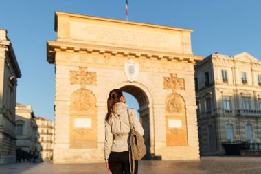 Montpellier, Fransa, Güney Avrupa 'daki tarihi şehirde turist bir kadın. Ünlü büyük şehir ve turist yoksunluğu.