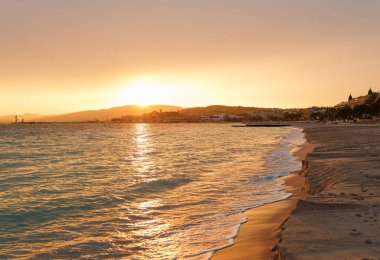 Cannes 'da gün batımı, Cote d' Azur, Fransa, Güney Avrupa. Güzel şehir ve Fransız Rivierası 'nın lüks tatil köyü. Güzel plajlı ünlü turizm merkezi ve Akdeniz kıyısında gezinti güvertesi.