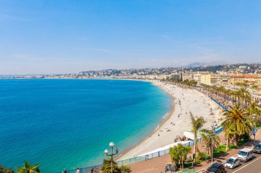 Nice, Cote d 'Azur, Fransa, Güney Avrupa' nın manzara manzarası. Fransız Rivierası 'nın güzel şehri ve lüks tatil köyü. Akdeniz 'de güzel plajları olan ünlü bir turizm merkezi.