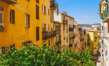 Nice 'in sokak manzarası, Cote d' Azur, Fransa, Güney Avrupa. Fransız Rivierası 'nın güzel şehri ve lüks tatil köyü. Akdeniz 'de güzel plajları olan ünlü bir turizm merkezi.