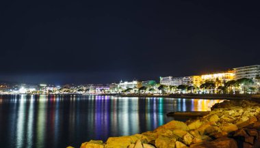 Gece görüşü Cannes, Cote d 'Azur, Fransa, Güney Avrupa. Güzel şehir ve Fransız Rivierası 'nın lüks tatil köyü. Güzel plajlı ünlü turizm merkezi ve Akdeniz kıyısında gezinti güvertesi.