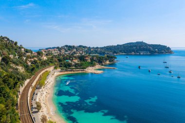 Nice ve Monako, Cote d 'Azur, Fransa ve Güney Avrupa arasındaki manzara manzarası. Fransız Rivierası 'nın güzel lüks tatil beldesi. Akdeniz 'de güzel plajları olan ünlü bir turizm merkezi.