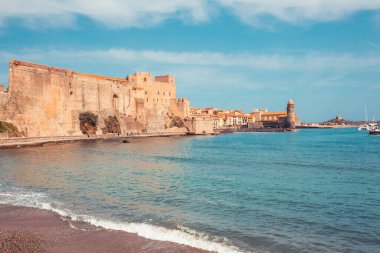 Collioure Limanı Panorama, Languedoc-Roussillon, Fransa, Güney Avrupa. Fransız Rivierası 'nın Vermillion kıyısında eski bir şatosu olan antik bir kasaba. Akdeniz 'deki ünlü turizm beldesi