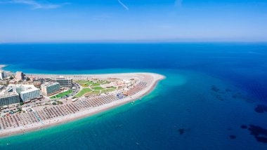 Aerial birds göz Rodos şehir adasında Elli plaj drone fotoğraf görünümü, Oniki, Yunanistan. Güzel kum, lagün ve berrak mavi su ile Panorama. Güney Avrupa'nın ünlü turistik beldesi