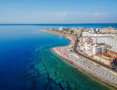 Aerial birds göz Rodos şehir adasında Elli plaj drone fotoğraf görünümü, Oniki, Yunanistan. Güzel kum, lagün ve berrak mavi su ile Panorama. Güney Avrupa'nın ünlü turistik beldesi