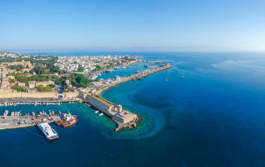 Havadan kuşlar göz Rodos şehir adası, Oniki, Yunanistan drone fotoğraf görünümü. Mandraki liman, lagün ve berrak mavi su ile Panorama. Güney Avrupa'nın ünlü turistik beldesi