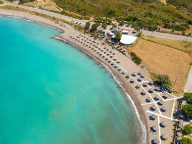 Rodos adasında havadan kuşlar göz görünümü drone fotoğraf plaj, Oniki, Yunanistan. Güzel lagün ve berrak mavi su ile Panorama. Güney Avrupa'nın ünlü turistik beldesi