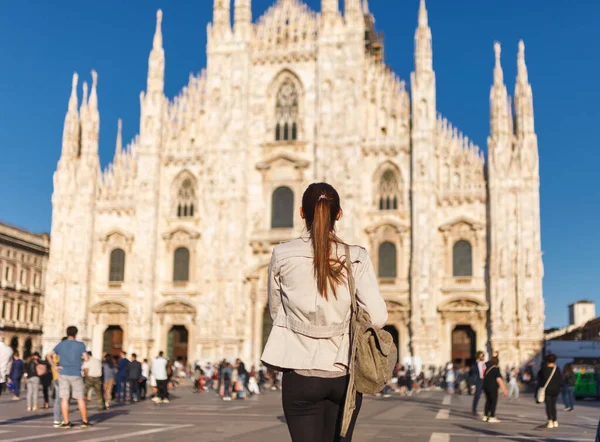 米兰大教堂 Duomo Milano 附近的女游客 博客女孩在市中心的广场上尽情享受 这是个有名的旅游目的地 — 图库照片