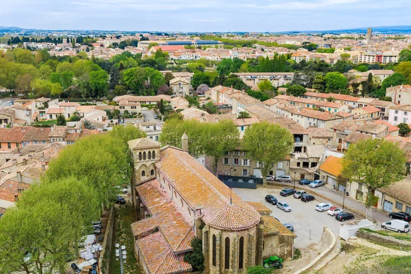 Fransız antik kenti Carcassonne panoramik manzarası. Yüksek taş duvarları olan eski bir kale. Fransa, Güney Avrupa 'da ünlü turist yoksunluğu.